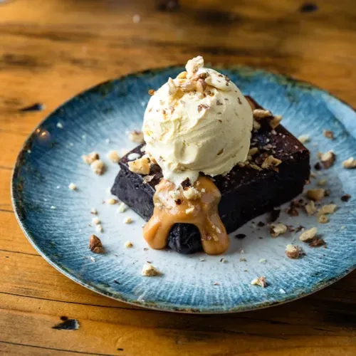 Brownie cu nuci si caramel sarat